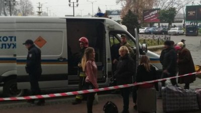 Жителька Рівного «вигнала на вулицю» чотири сотні людей з львівського вокзалу
