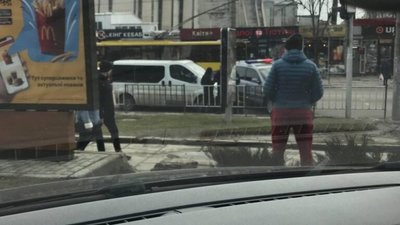 У Львові прямо на дорозі затримали водія буса (ФОТО)
