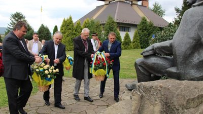 У Нагуєвичах поклали квіти до монумента Каменяра (ФОТО, ВІДЕО)