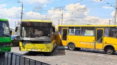 У Львові не розминулись автобус і маршрутка (ФОТО)