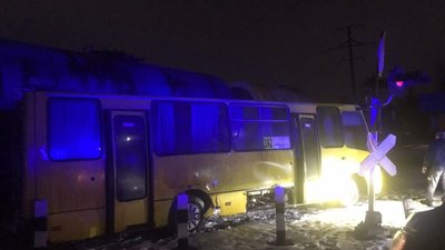 Під Києвом електропоїзд протаранив маршрутку
