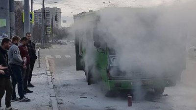У Харкові на ходу загорілась маршрутка з пасажирами (ФОТО, ВІДЕО)