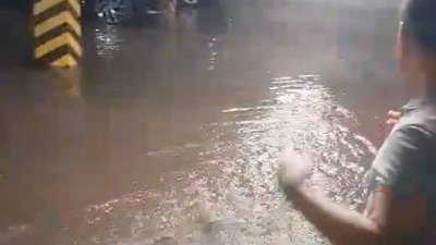 У Львові на закритій ділянці вулиці Шевченка знімають дорожнє покриття (ВІДЕО)