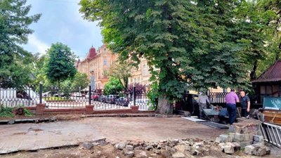 На вулиці Івана Франка, 99 демонтували заклад, що діяв без правових підстав