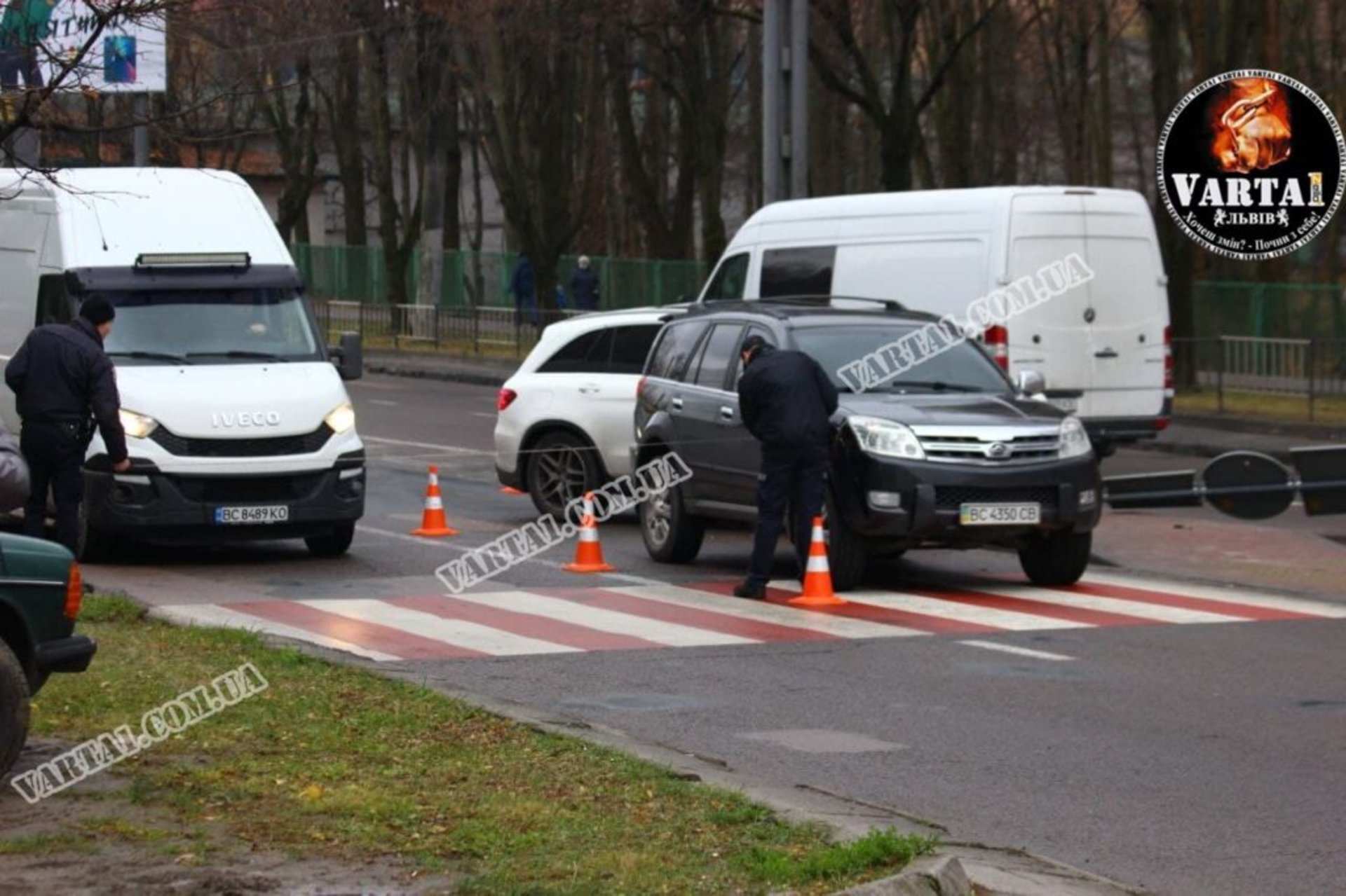У Львові водійка позашляховика в’їхала в легковик і розтрощила знак на острівку безпеки, фото Варта-1