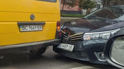 У Львові на Мазепи не розминулись автомобілі (ФОТО)