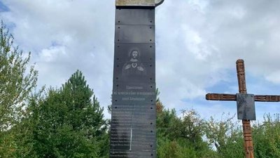 На Львівщині під радянський памʼятник вмонтували ікону (ФОТО)