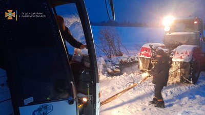 На Львівщині рятувальники витягнули зі снігу два пасажирські автобуси