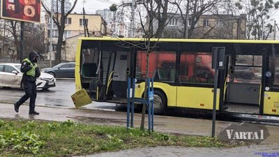 У Львові трамвай не розминувся із автобусом (ФОТО)