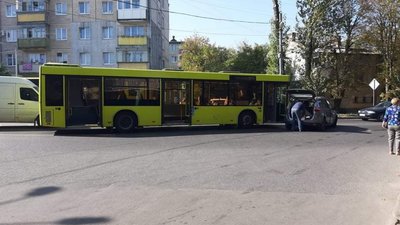 У Львові автобус не розминувся із автомобілем (ФОТО)