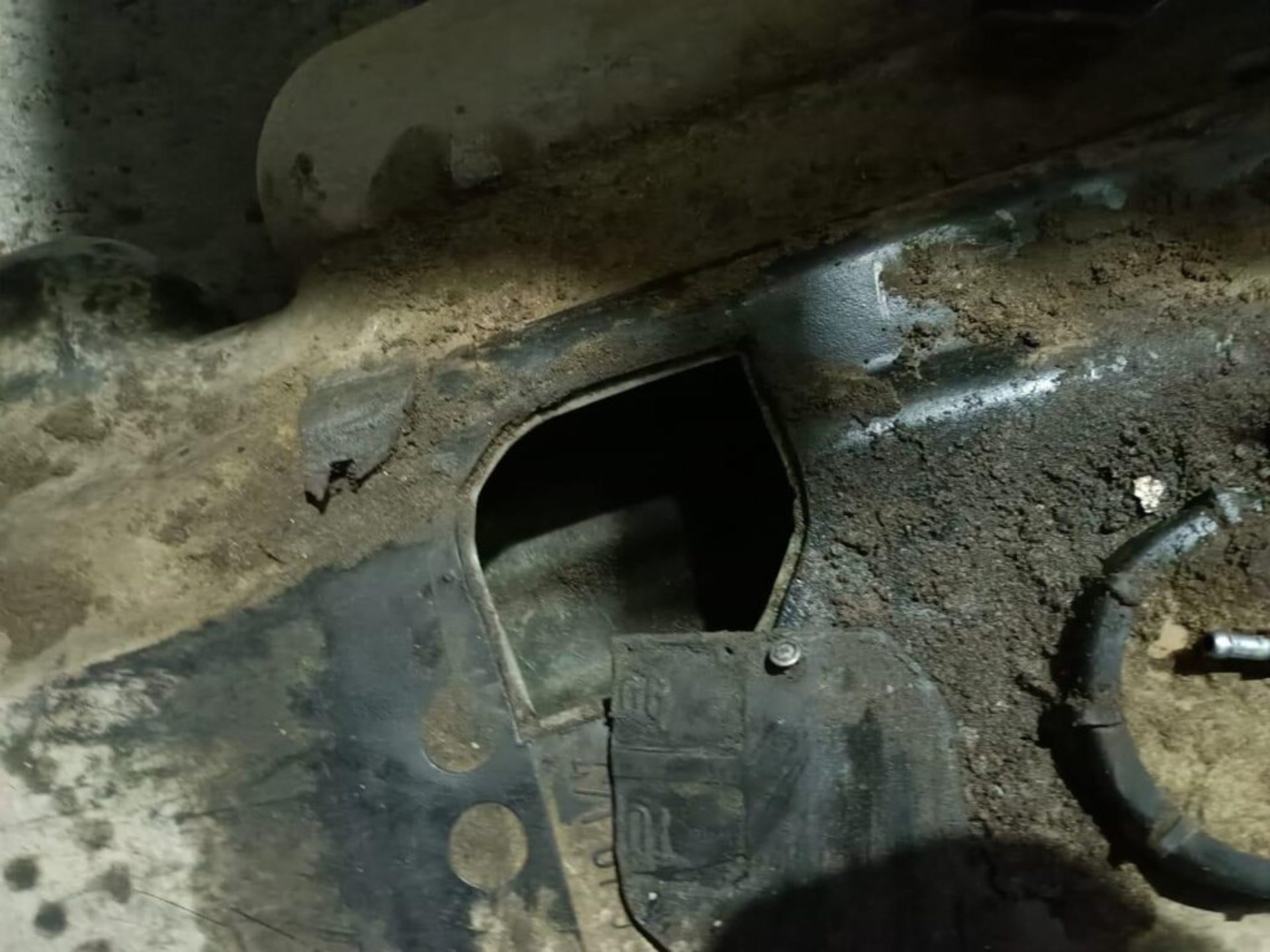 Львівські митники виявили в паливному баку сховище з сигаретами