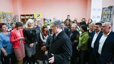 Порошенко у Дрогобичі побував на пошті