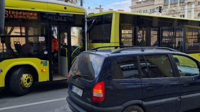У Львові тролейбус не розминувся із автобусом (ФОТО)