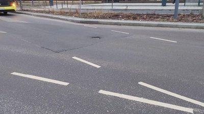 У Львові на вулиці Чернівецькій утворилась яма (ФОТО)