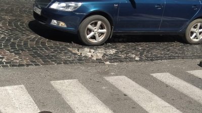 У центрі Львова вилітає автентична бруківку (ФОТО)