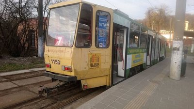 Мешканці Львова у трамваях змушені їздити стоячи через брудні сидіння