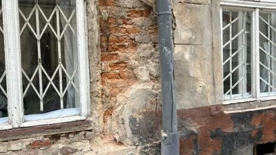 У Львові двірник зруйнував фасад будинку (ФОТО)