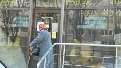 У Львові бабуся мало не виламала двері на пошту (ВІДЕО)