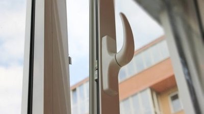 У Львові з вікна 6 поверху випала жінка