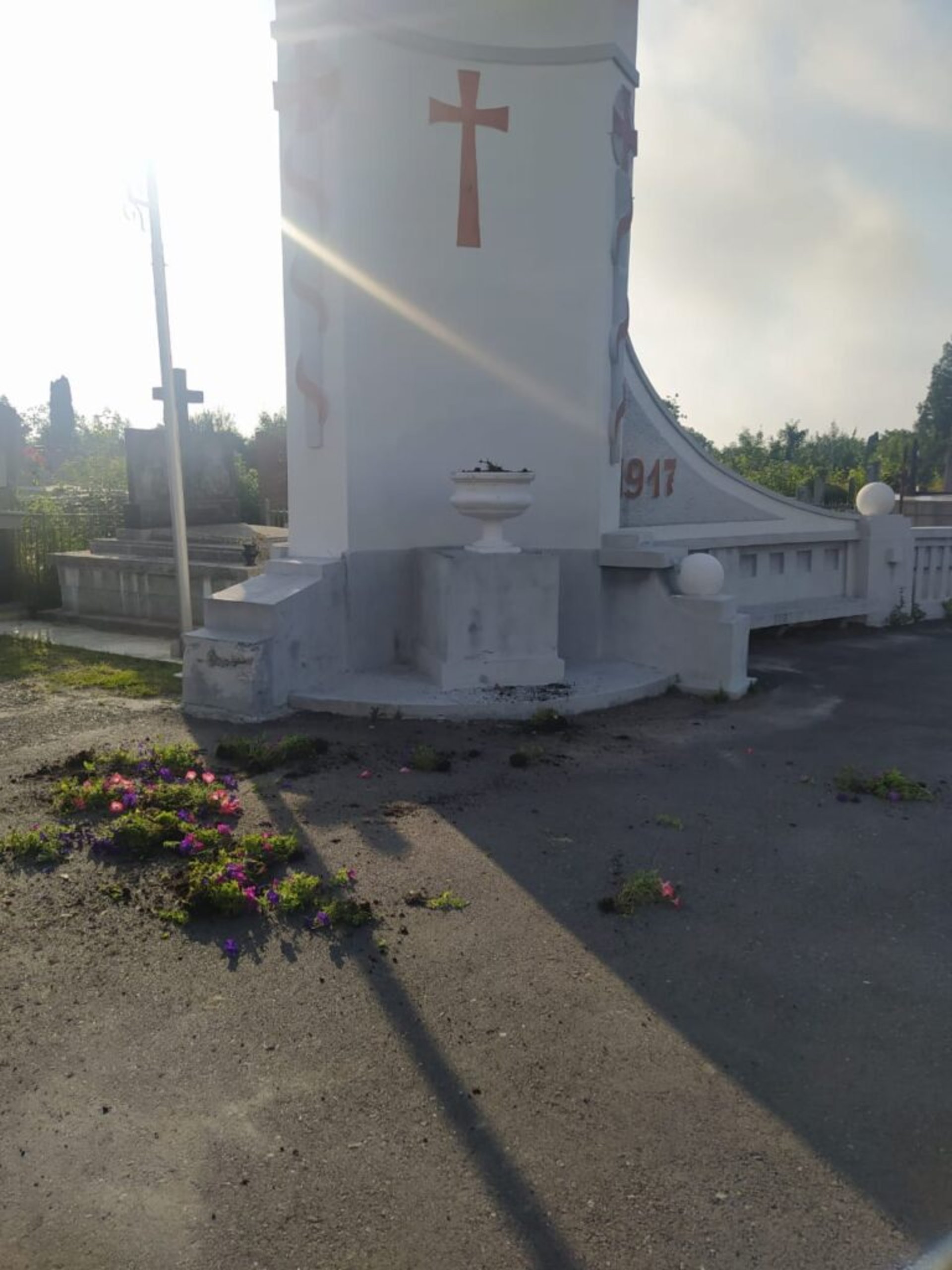 У Стрию 20-річний чоловік знищив 60 хрестів на кладовищі