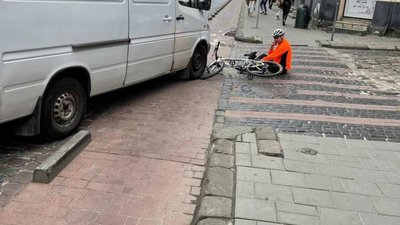 У центрі Львова велосипедист потрапив під колеса мікроавтобуса (ФОТО)