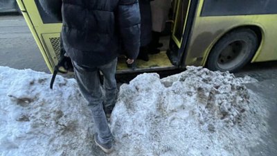 У Львові досі не розчистили зупинки (ФОТО)