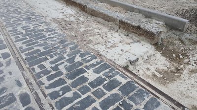 У Львові бруківку на вулиці Степана Бандери залили цементом (ФОТО, ВІДЕО)