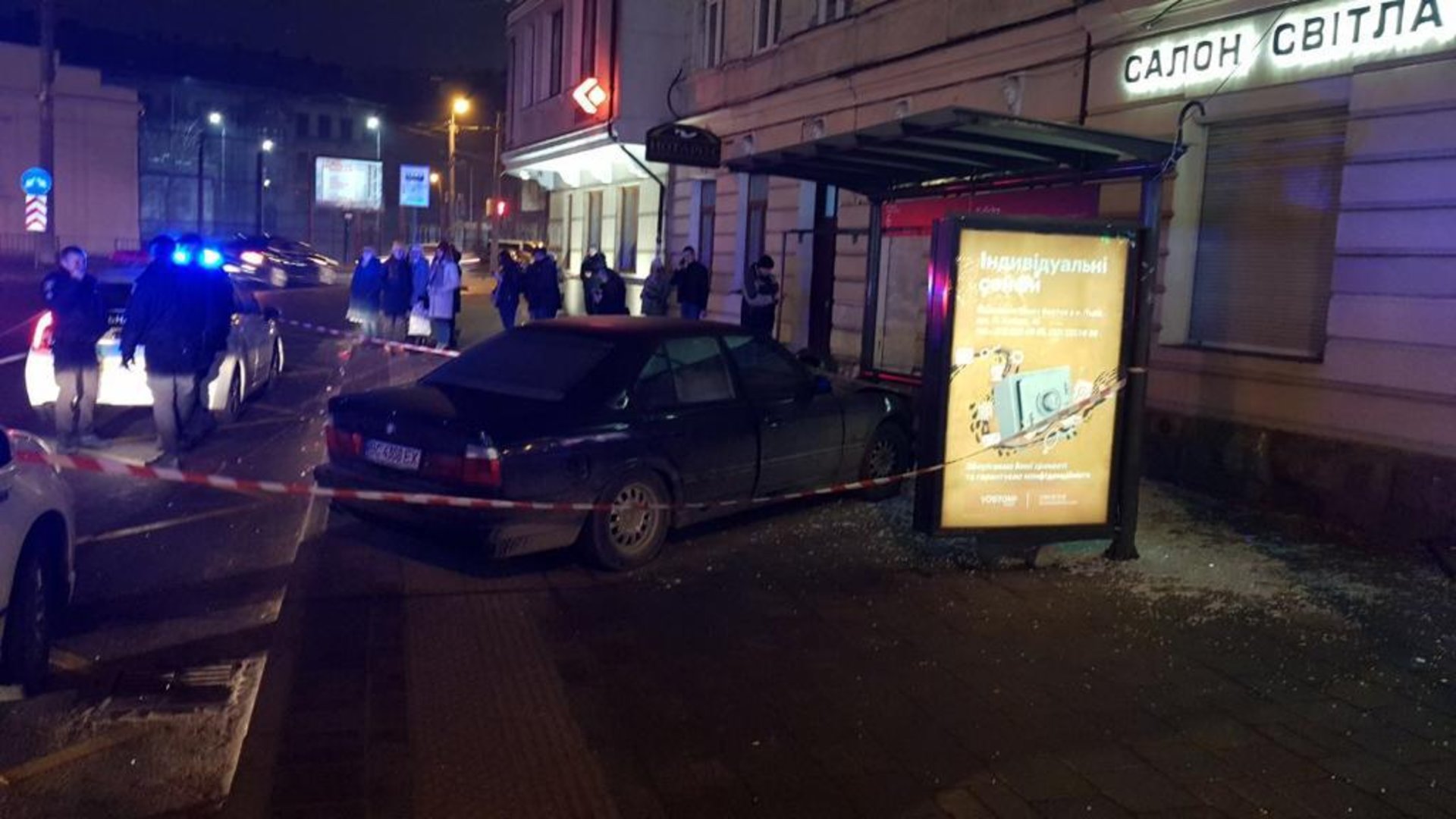 У Львові водій "БМВ", позбавлений прав, в'їхав у зупинку громадського транспорту, - МВС