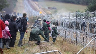 У Польщі поліція після погоні затримала українця, що перевозив 9 "мігрантів Лукашенка"