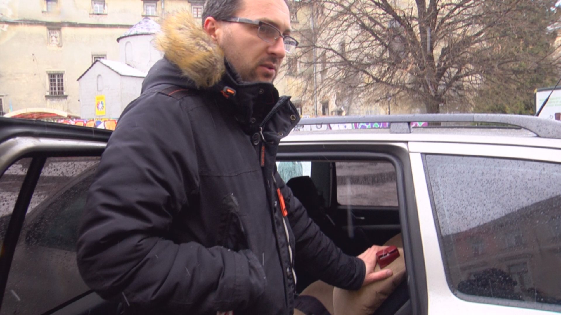У центрі Львова на платній парковці обкрадають автомобілі