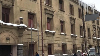 У Львові на Городоцькій висять смертельно небезпечні бурульки (ФОТО)