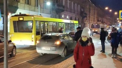У центрі Львова ускладнився рух через ДТП (ФОТО)