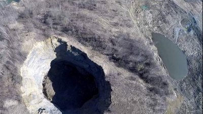 Через карстове провалля частину дороги Дрогобич – Трускавець закривають для руху автобусів та вантажівок (ВІДЕО)