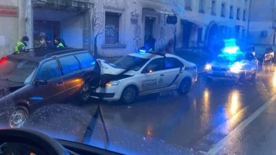 Патрульні поліцейські розбили у Львові чотири припарковані автомобілі (ФОТО)