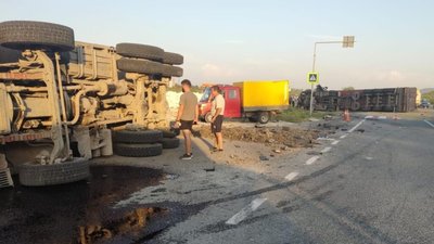 На Львівщині перекинулись дві вантажівки (ФОТО)
