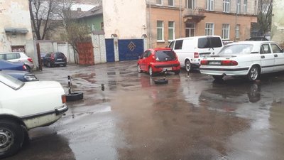 У Львові встановили огорожу для заїзду у двір (ФОТО)