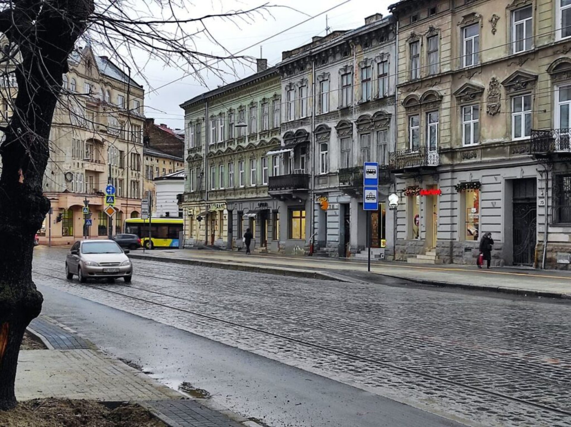 У Львові на площі Кропивницького працює поліція, фото Зручне місто