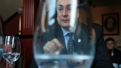 Садовий скоротив витрати на чиновників Львівської міської ради: виписав шалені премії собі і заступникам
