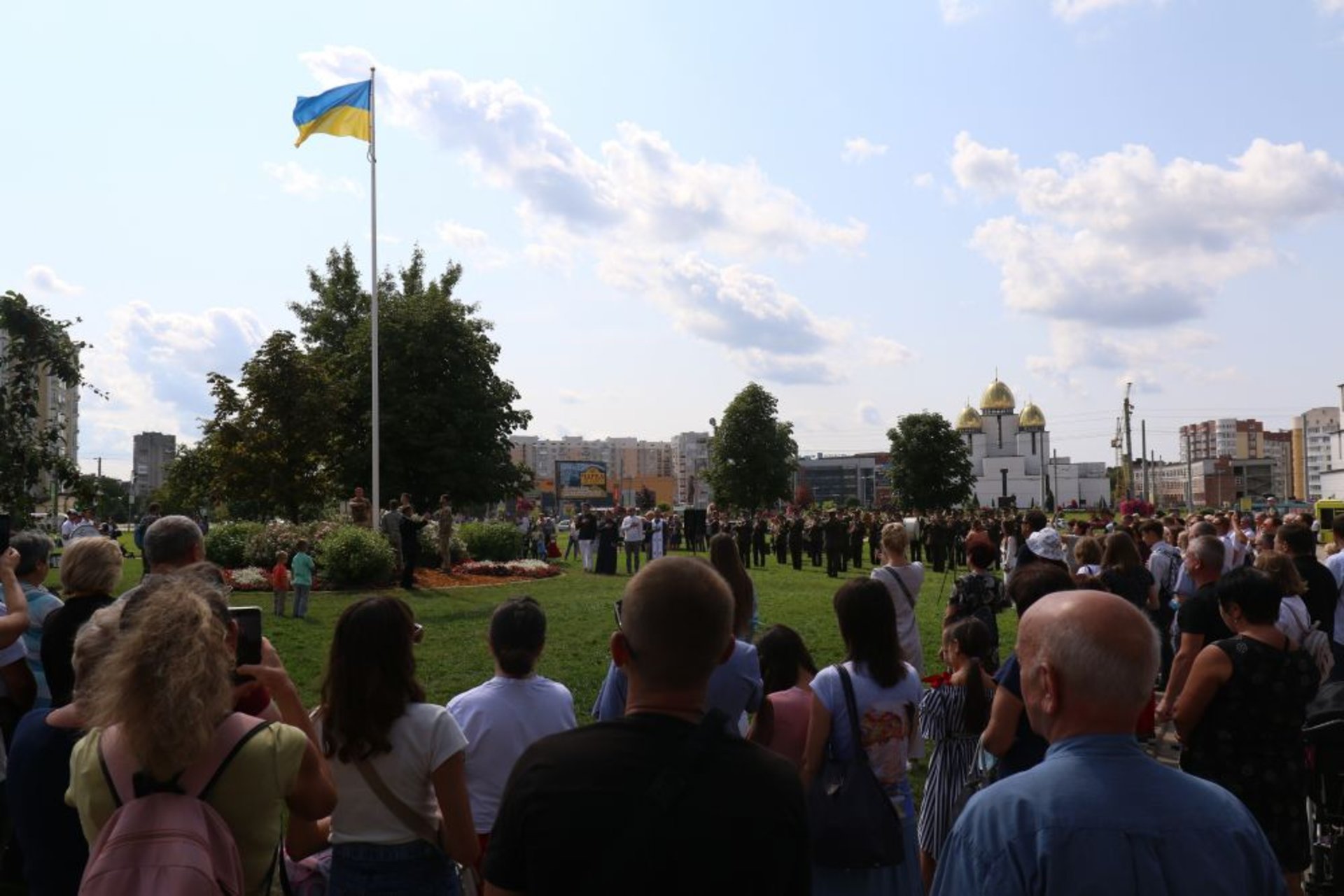 На площі біля Центру Довженка замайорів національний стяг, фото ЛМР
