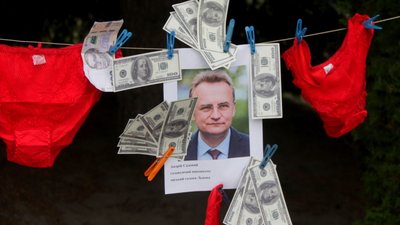 Жіноча білизна, кеш та барабани: у Львові яскравий пікет сесії міськради (ФОТО)