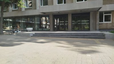 У Львові біля поліклініки немає смітників (ФОТО)