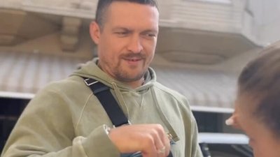 Боксер Олександр Усик прогулявся вулицями Львова із сумкою за дві тисячі доларів (ВІДЕО)