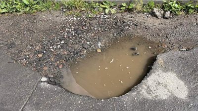 Львів продовжує тонути у ямах (ФОТО)