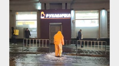 У Львові комунальник стояв на кришці люка, щоб стримати фонтан з-під землі (ФОТО, ВІДЕО)