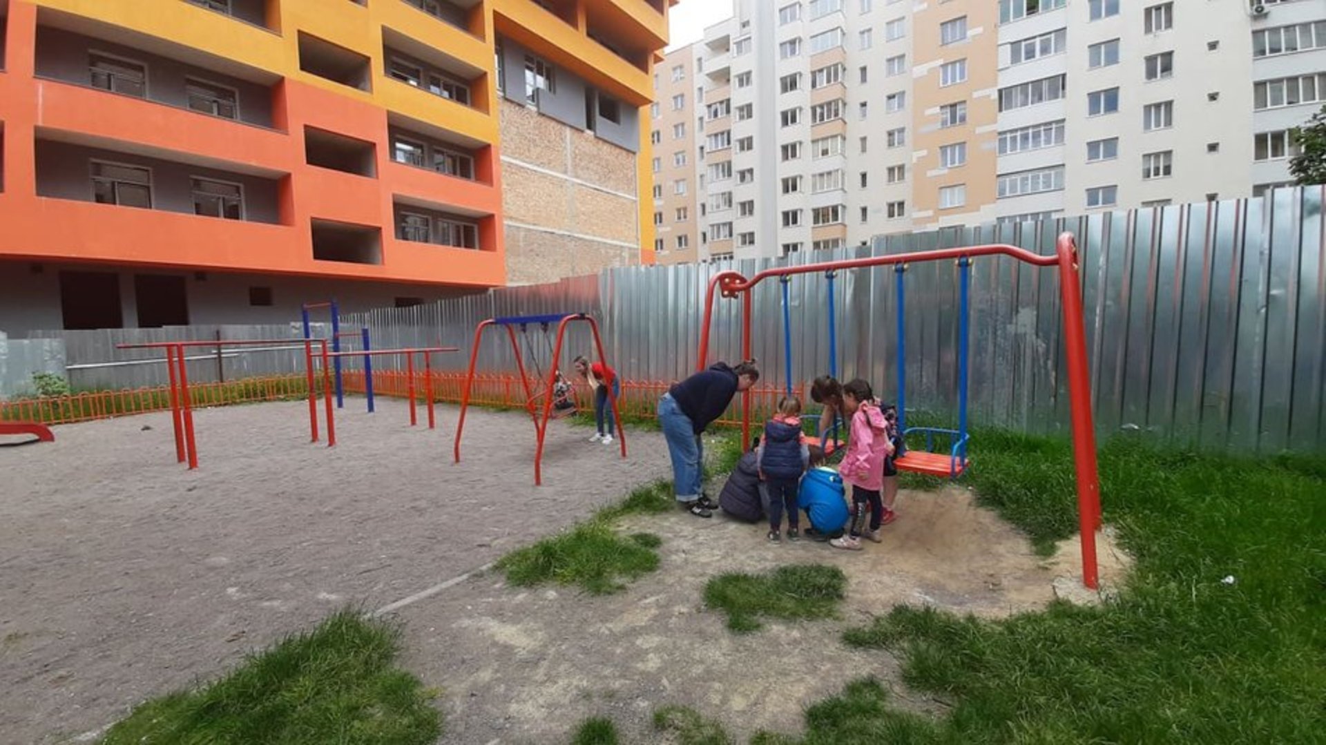 У Львові частину дитячого майданчика віддали у приватну власність забудовнику, фото Суспільне