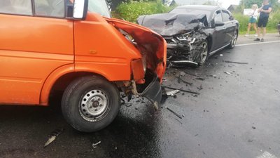 На Львівщині внаслідок лобового зіткнення мікроавтобуса з легковиком постраждало 13 людей (ФОТО)