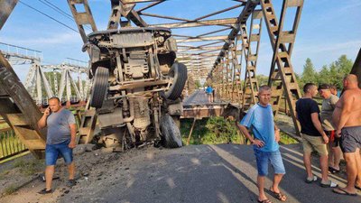 У Закарпатській області обвалився міст через річку Тересва