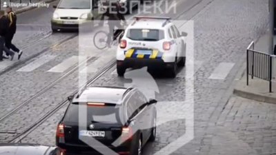 Знайшли одне одного: у Львові велосипедист потрапив на гачок до копів (ВІДЕО)