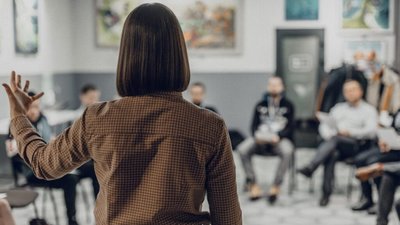 У Франківську запустили безкоштовну школу ораторського мистецтва від телеведучої Вікторії Сущак