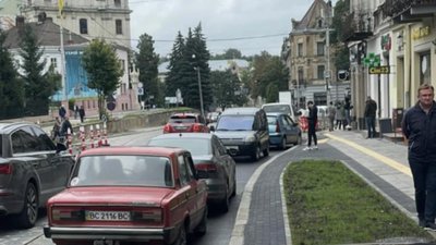 У Львові на вулиці Степана Бандери сміттєвоз заблокував рух транспорту (ВІДЕО)
